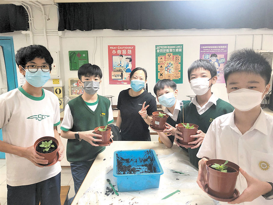 ◆ 同學參與班際栽花活動。 作者供圖