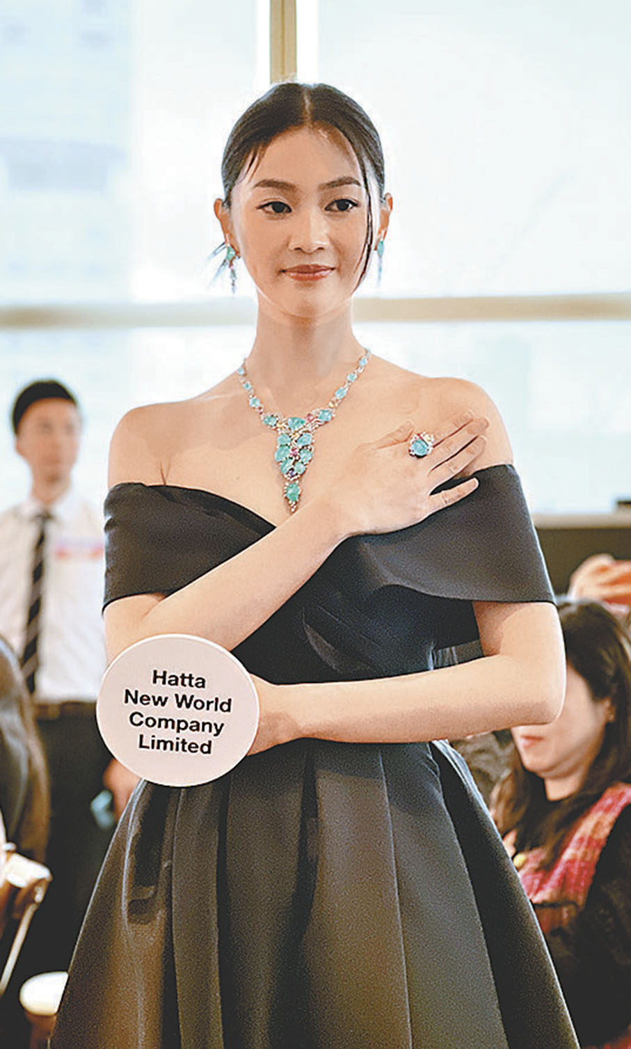 ◆藝人郭柏妍展示色彩湛藍的帕拉依巴首飾，整套價值逾1,500萬元。 香港文匯報記者周曉菁  攝