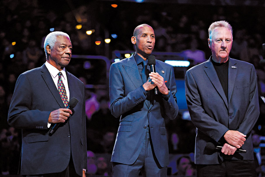 ◆名宿「小鳥」布特（右起）、米拿及奧斯卡羅拔臣出席NBA明星賽。法新社