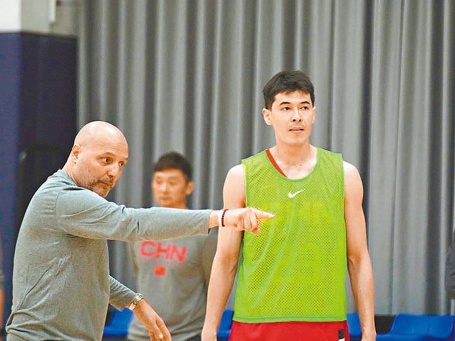 ◆喬爾傑維奇（左）指導隊員訓練。中國籃球之隊圖片