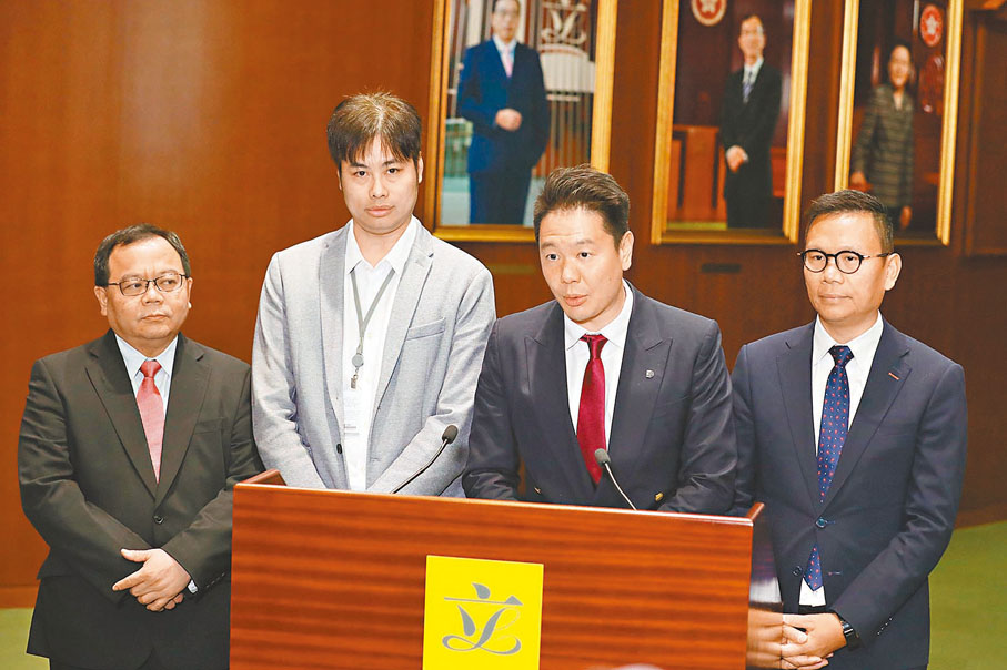 ◆周浩鼎(左三)表示,民建聯接觸的本地和外國商會都支持立法。香港文匯報記者黃艾力 攝
