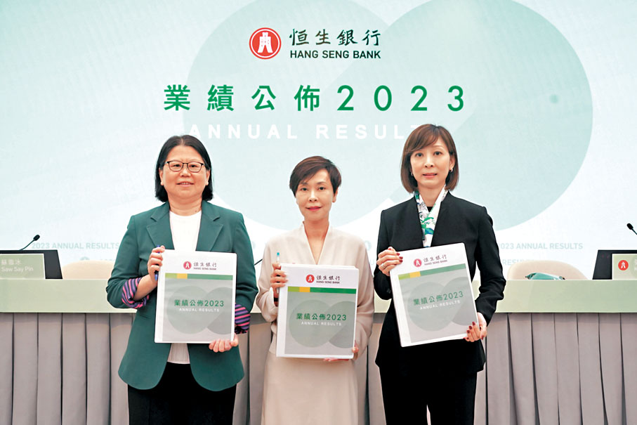 ◆施穎茵（中）表示恒生銀行與滙豐在科技支援及基礎設施等有緊密合作，但同時恒生銀行是一間有獨立牌照的銀行，銀行內部亦有自主權。左為蘇雪冰，右為張家慧。香港文匯報記者曾興偉 攝