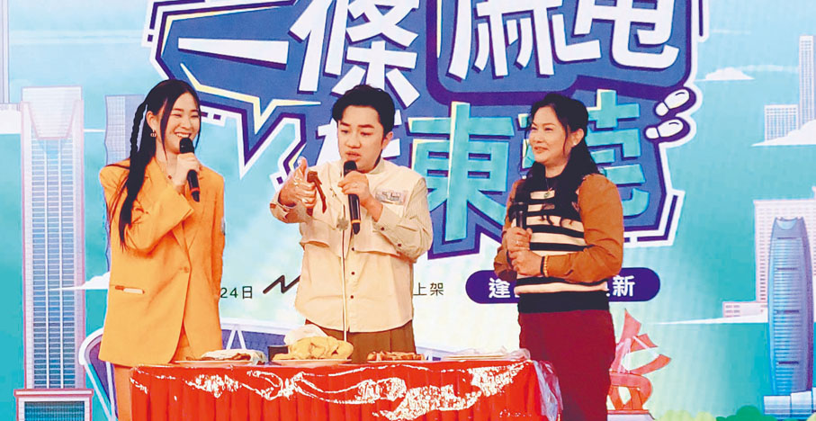 ◆王祖藍的二嬸由東莞帶來燒肉、靚雞到場支持。