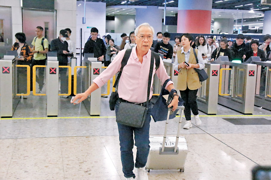 ◆李龍基急匆匆從高鐵站抵港。
