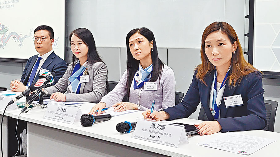 ◆曾詠雅（右二）表示，香港應繼續探討如何擴闊稅基和減低財政收入的波動性。左二為香港稅務學會會長劉昭華。