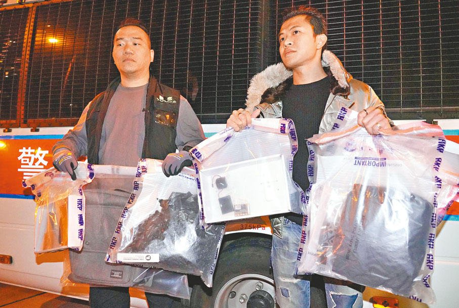 ◆警方於2019年12月在港島華仁書院檢獲兩個土製炸彈，炸彈結構完整，內藏鐵釘，在100公尺範圍內可能致命。圖為警方展示相關證物。 資料圖片