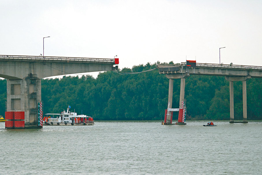 ◆廣州南沙瀝心沙大橋事故現場，相關部門在現場全力開展應急救援工作。香港文匯報記者帥誠  攝