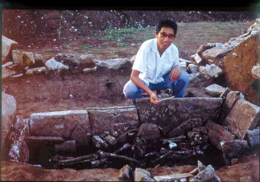 ◆1984年，郭大順在牛河梁遺址發掘出土了中國第一件考古發掘出的玉雕龍，為最終辨認紅山文化玉器起到了一錘定音的作用。