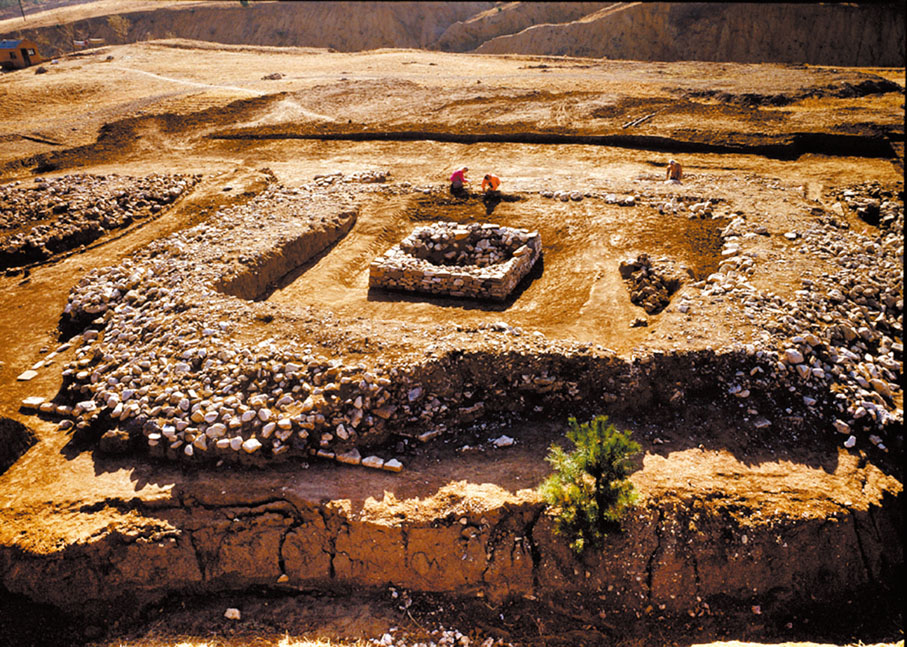 ◆牛河梁第二地點（女神廟）主塚及中心大墓。