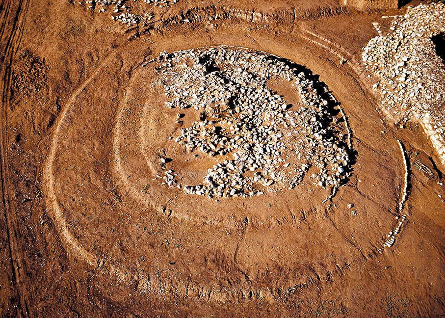 ◆牛河梁第二地點（女神廟）大型祭壇與北京天壇結構相似。