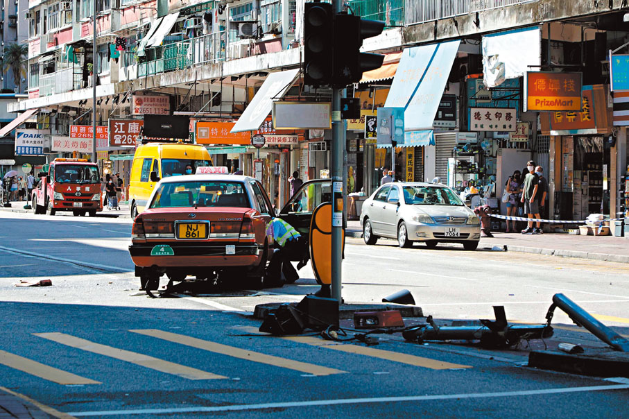◆2021年大埔的士剷安全島釀2死，司機認誤殺等罪昨判囚8年。圖為大埔廣福道當日車禍現場。 資料圖片