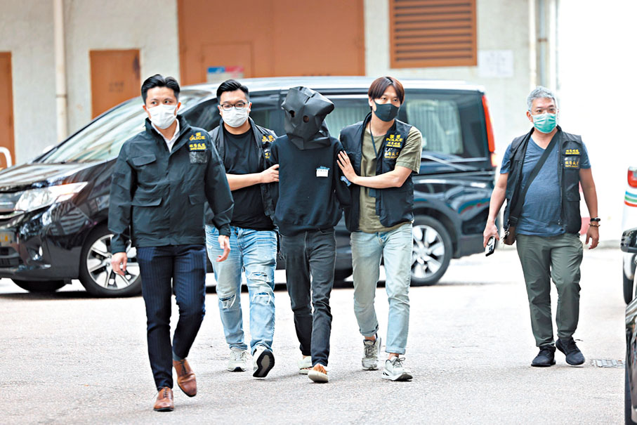 ◆被捕的17歲少年昨被探員押回位於大埔的住所搜查。香港文匯報記者鄧偉明 攝