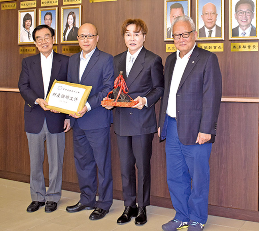◆ 在許學之（左一）見證下，吳宏斌（右一）將印鑒交予新任主席馬鴻銘（右二），周厚立（左二）連任新屆首席會長。