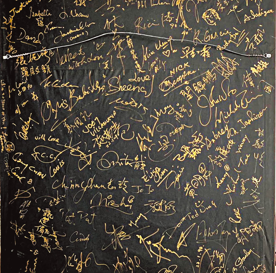 ◆相片背面當晚的捧場嘉賓，包括梅艷芳、關錦鵬等都簽了名，很值得紀念。