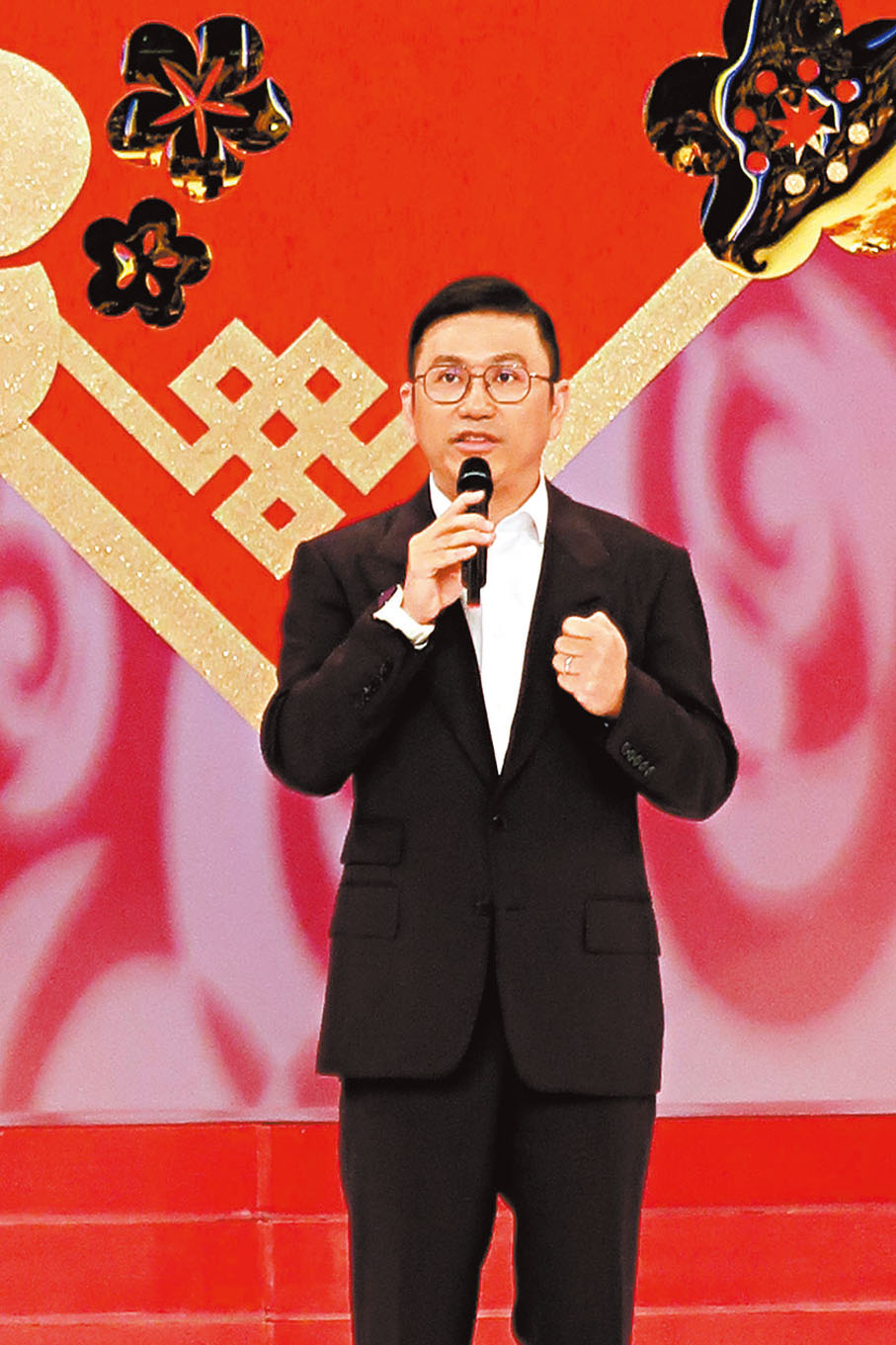 ◆許濤向在座600多名員工致新春賀詞。