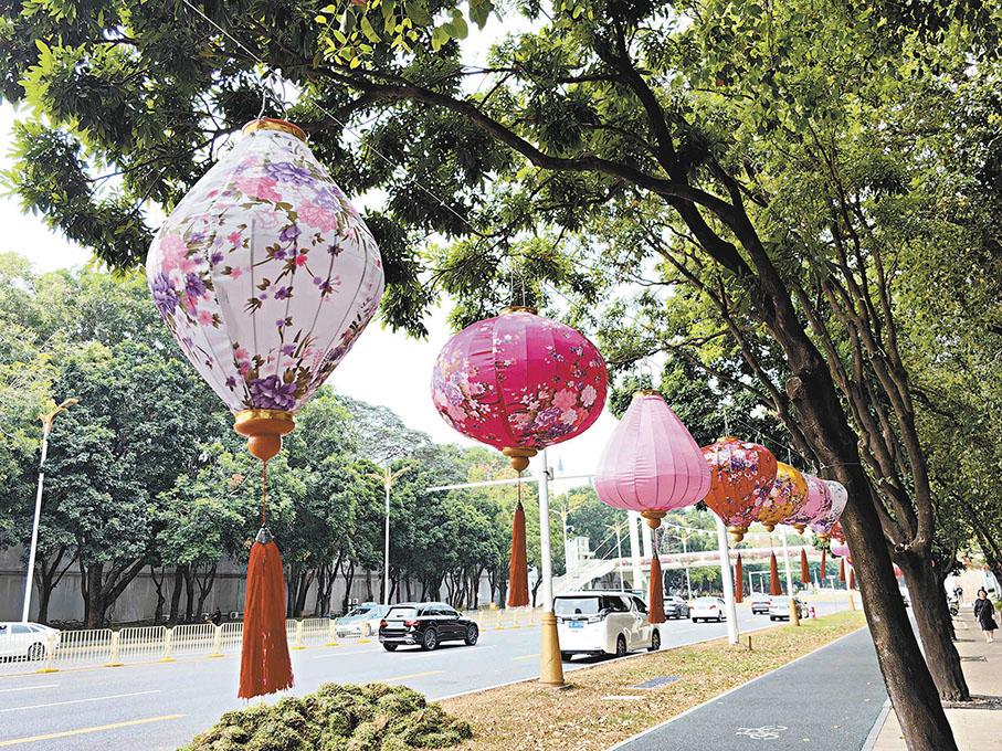 ◆深圳福田僑香路元宵花燈沿街懸掛。 香港文匯報記者郭若溪 攝