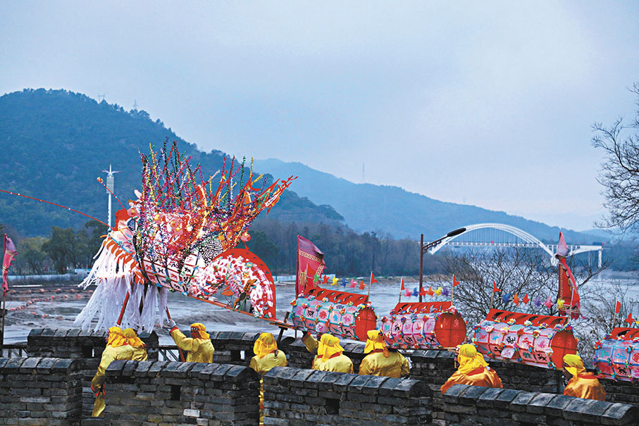◆大田板龍盤繞在江南長城之上。 香港文匯報記者連愍鈺 攝