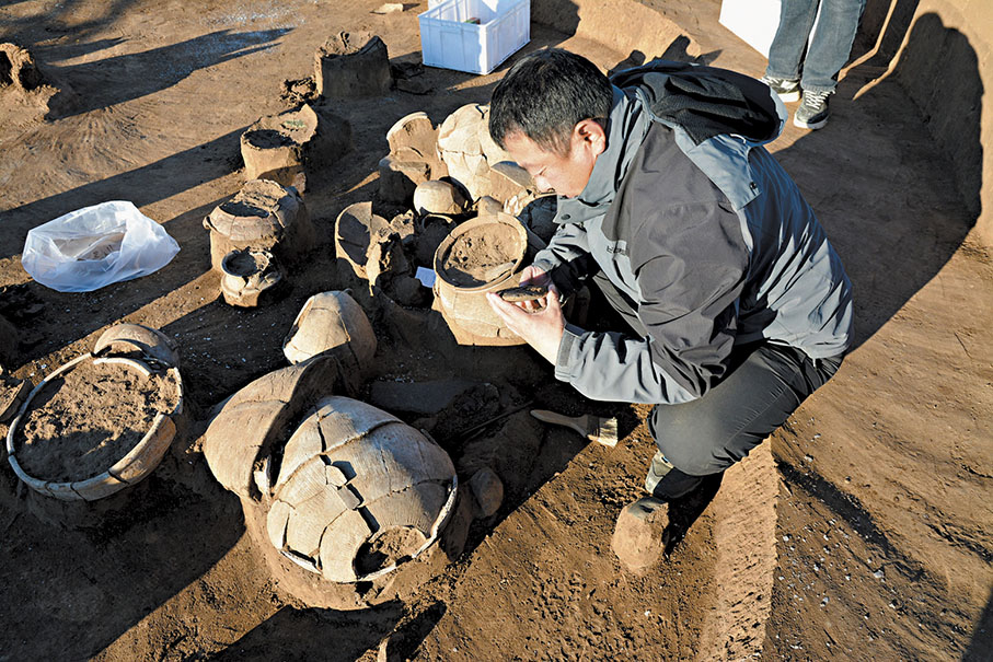 ◆遼寧省文物考古研究院研究館員樊聖英在馬鞍橋山遺址清理遺址遺存。 受訪者供圖
