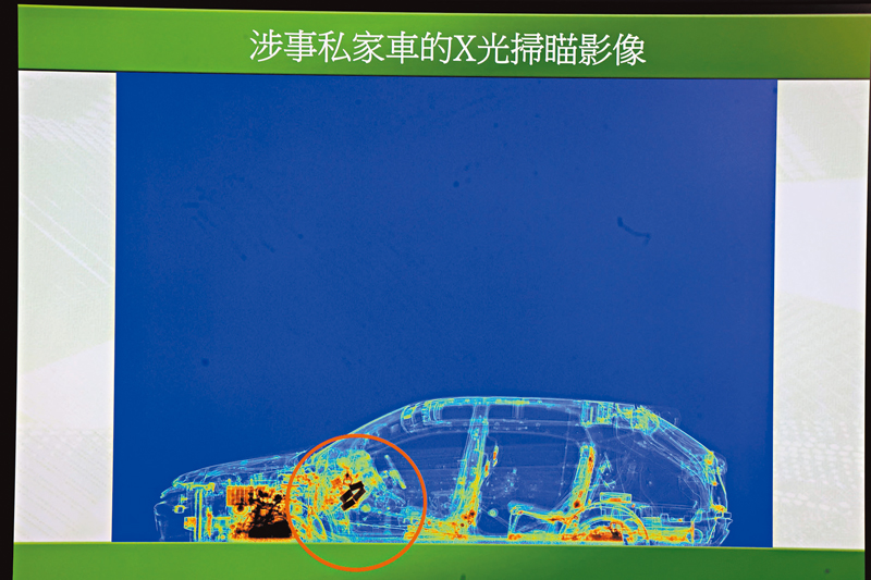 ◆海關經X光檢查發現影像有異常，揭發走私黃金。香港文匯報記者劉友光  攝