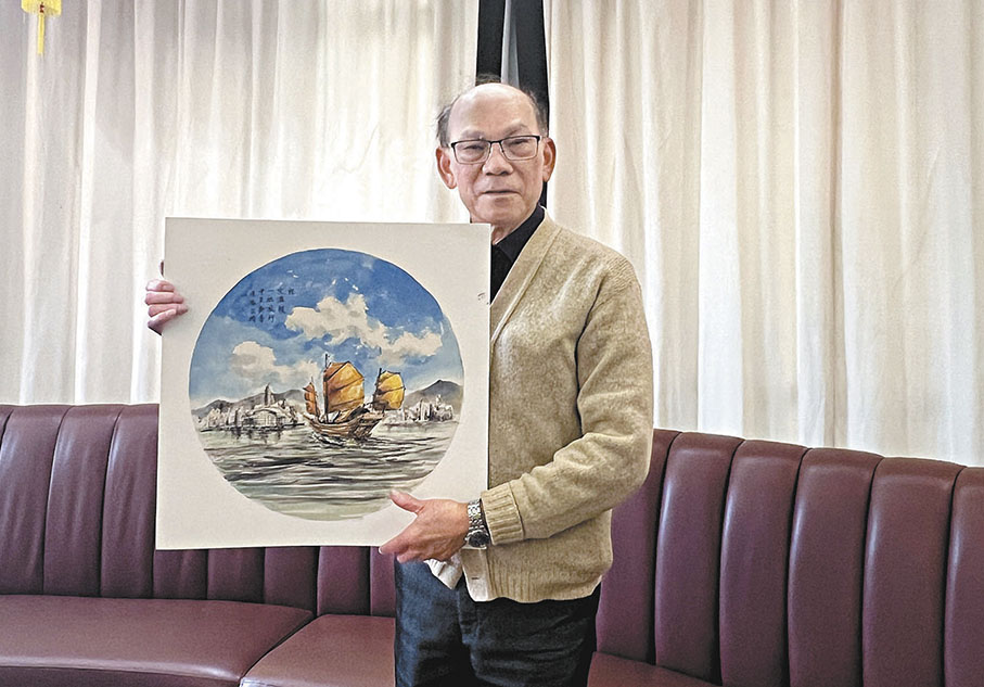 ◆陸裔芸藉維港帆船祝香港文匯報一紙風行。 張岳悅 攝
