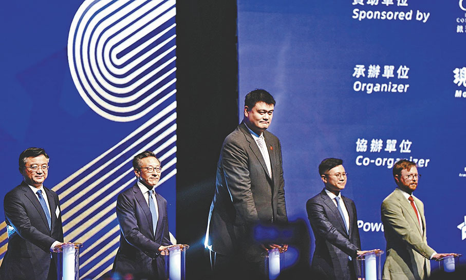 ◆蔡崇信（左二）及姚明（中）出席首屆大灣區國際體育商業峰會。 香港文匯報記者郭正謙  攝