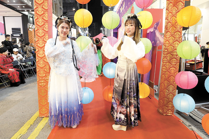 左起：張小姐及謝小姐身穿漢服參加綵燈會。香港文匯報記者黃艾力  攝