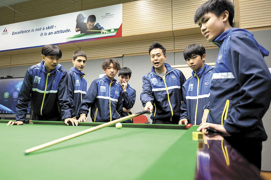 ◆傅家俊（右三）指導青少年領袖打桌球。