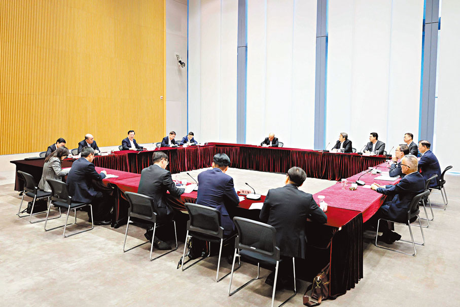 ◆夏寶龍與香港大律師公會和香港律師會代表座談。中央港澳辦網站圖片
