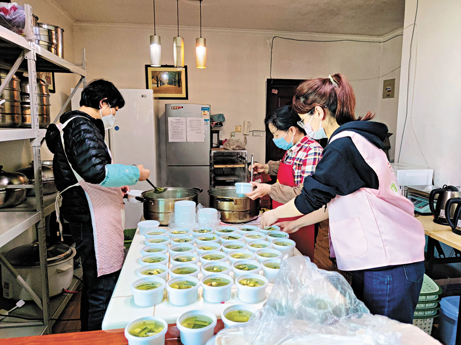 ◆愛心餐由志願者曉蓉（左一）掌勺，已經經營兩年多的時間。 香港文匯報重慶傳真