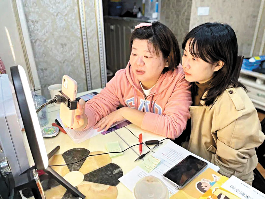◆豆豆（左）和「奇恩」工作人員敏敏在線上直播，為患兒家長進行治療營養科普。香港文匯報重慶傳真