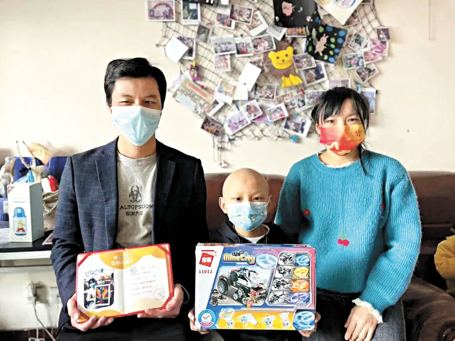 ◆在「奇恩小家」入住的患兒家庭結療後合影。香港文匯報重慶傳真