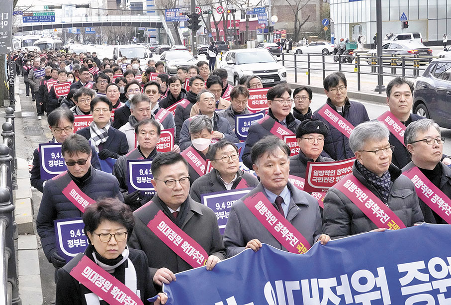 ◆韓政府警告罷工醫生需於周四前重返職位，否則會「釘牌」至少3個月。 美聯社
