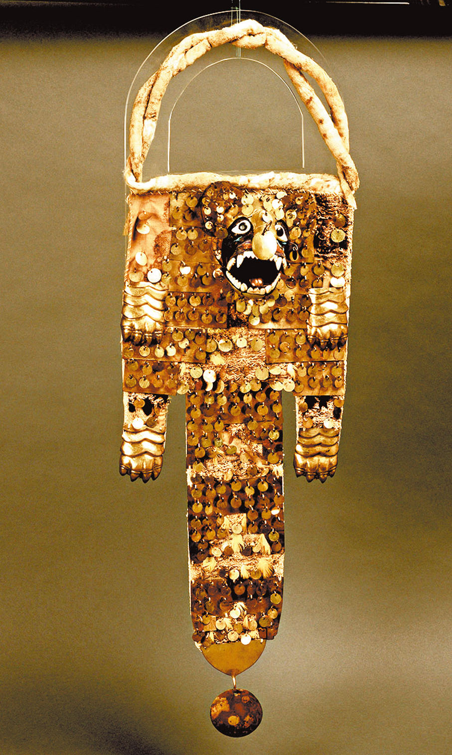 ◆貓形斗篷（公元500-600年，莫切文化，秘魯拉斯瓦卡斯博物館）。主辦方供圖