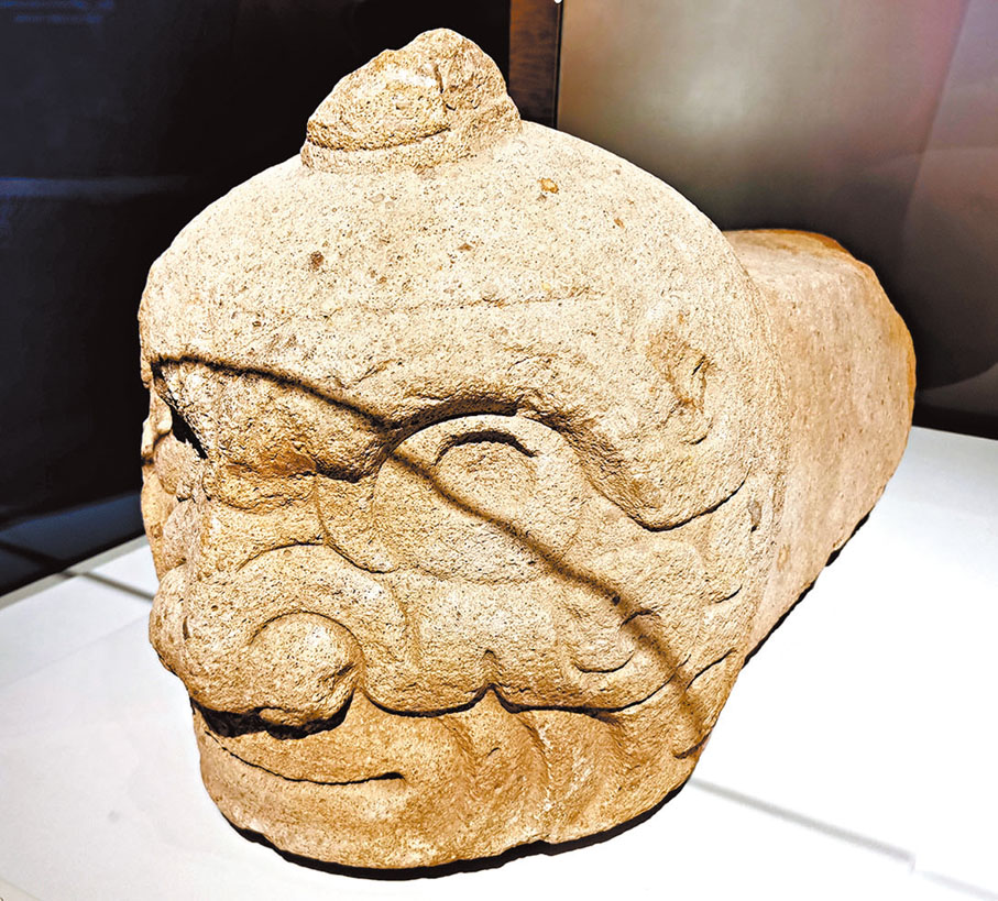 ◆帶榫石雕頭像（公元前900-前500年，查文文化，秘魯查文國家博物館）