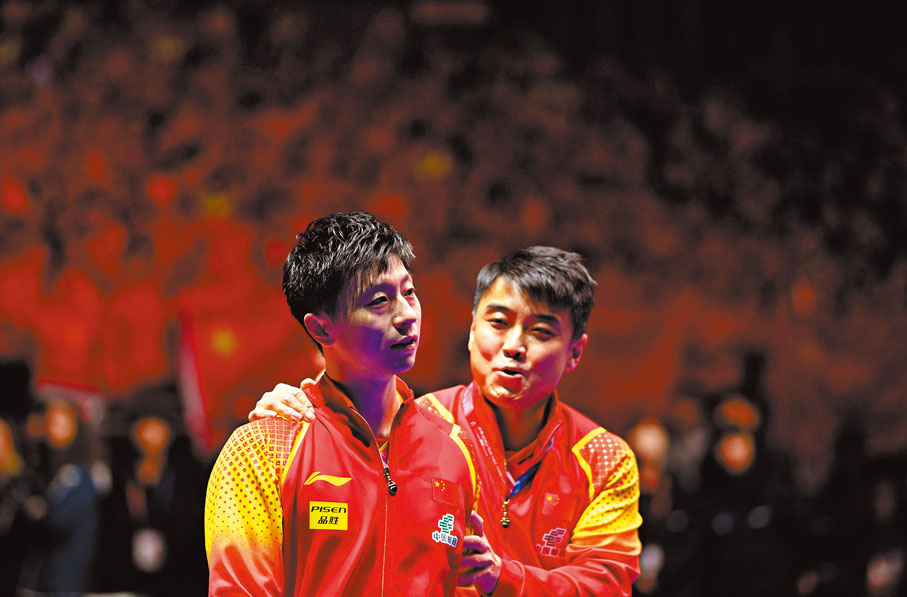 ◆中國男乒教練王皓（右）與選手馬龍在奪冠後慶祝。新華社