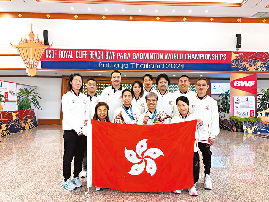 ◆朱文佳（前排左二）、王鎮炎（前排左三）與隊友合影。 中國香港傷殘人士體育協會供圖
