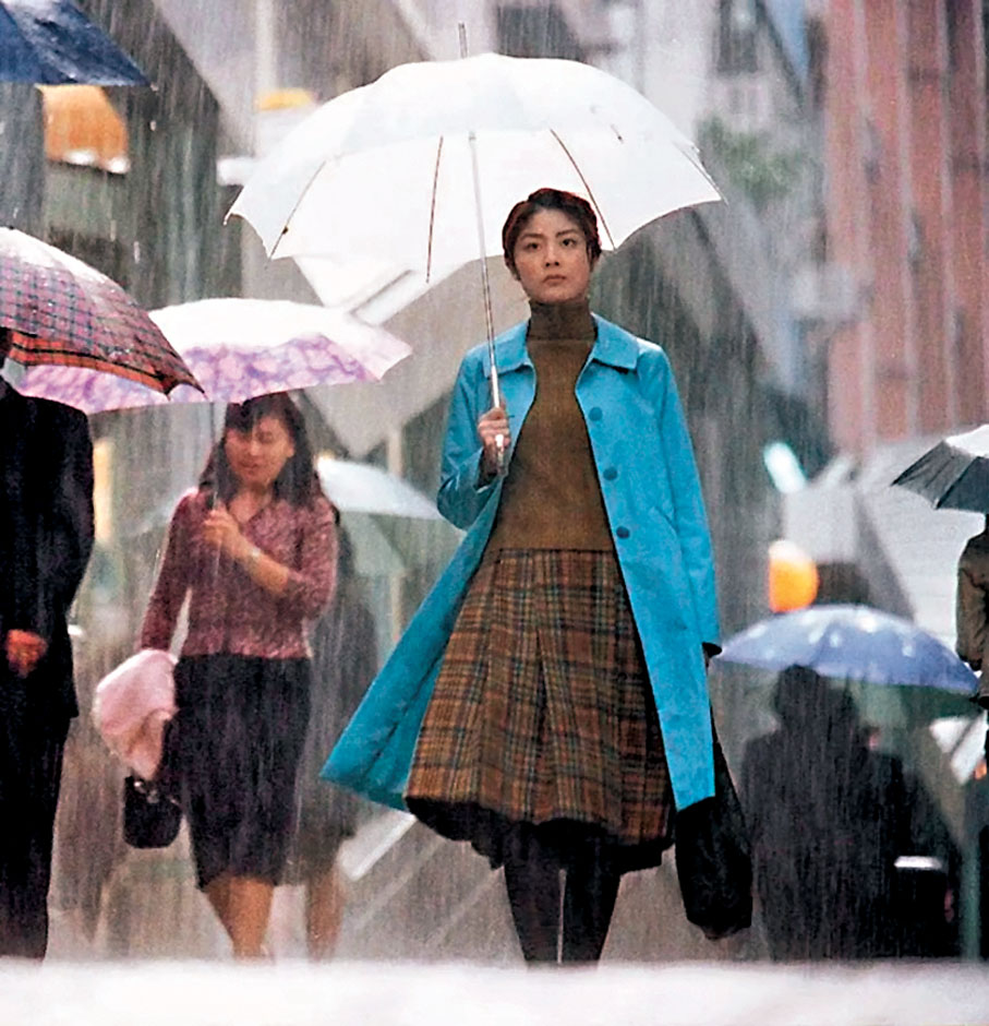 ◆《小親親》劇照中女主角走過石板街。