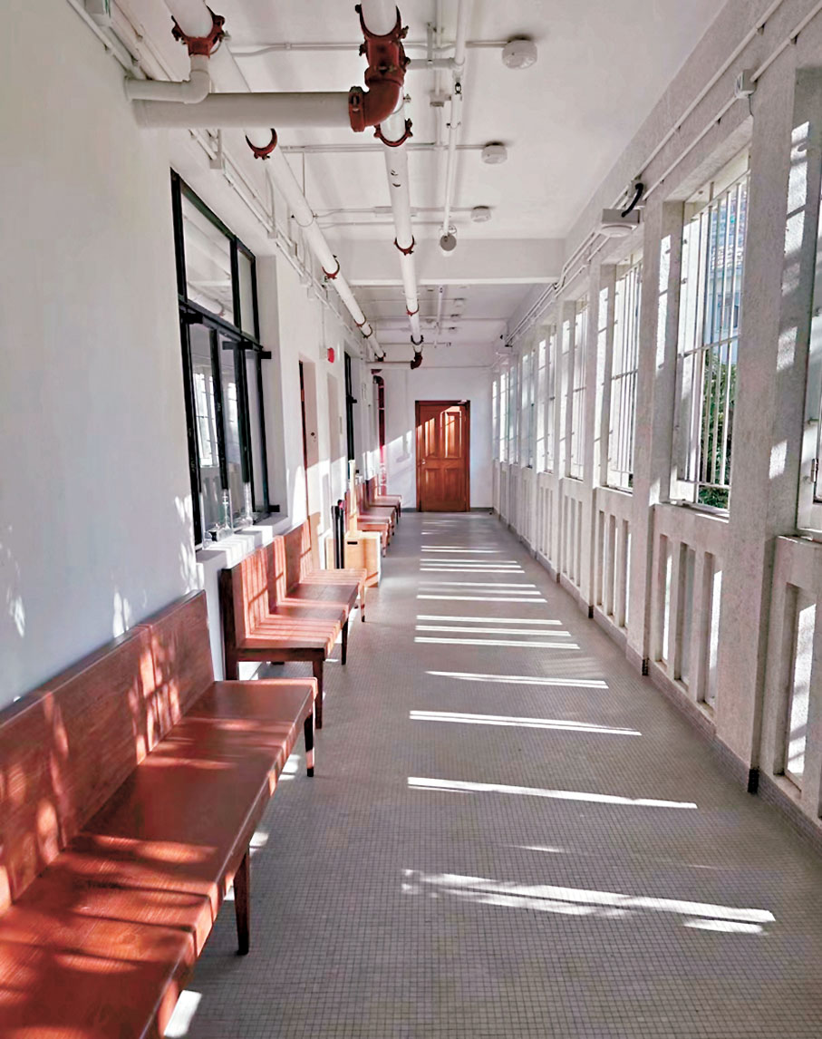 ◆前粉嶺裁判法院的長走廊靜謐而莊嚴。  攝：胡茜