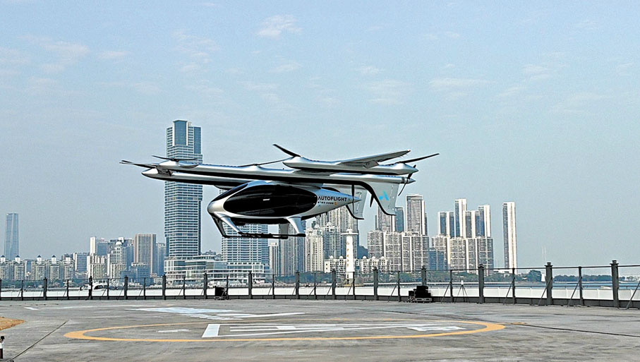 ◆峰飛航空科技自主研製的航空器eVTOL「盛世龍」正在起飛。   香港文匯報記者郭若溪  攝