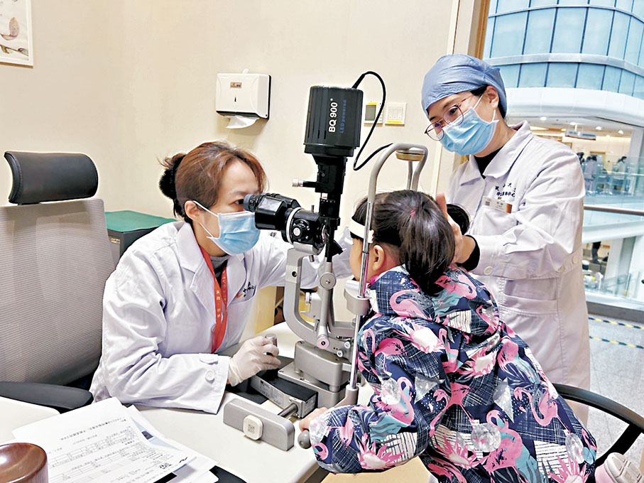 ◆中山大學中山眼科中心是內地頂級眼科專科醫院。圖為劉臻臻醫生（左一）在看診。 香港文匯報 記者 敖敏輝  攝