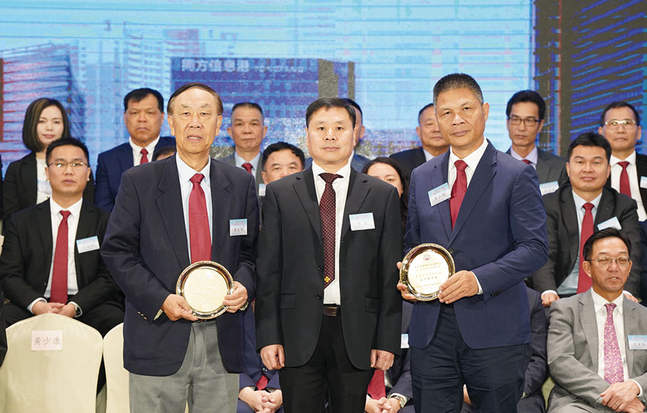 ◆ 永遠榮譽會長黃少康（右）和簡松年（左）接受紀念品。