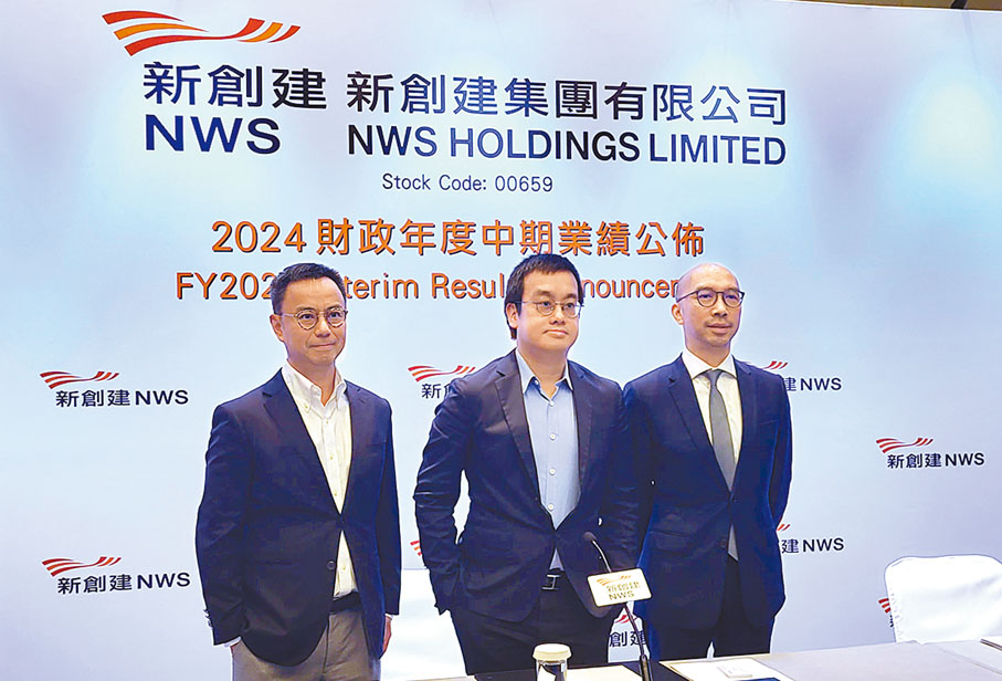 ◆鄭志明（中）表示，新創建架構重組後，未來將有更大的發展空間。 香港文匯報記者蔡競文 攝