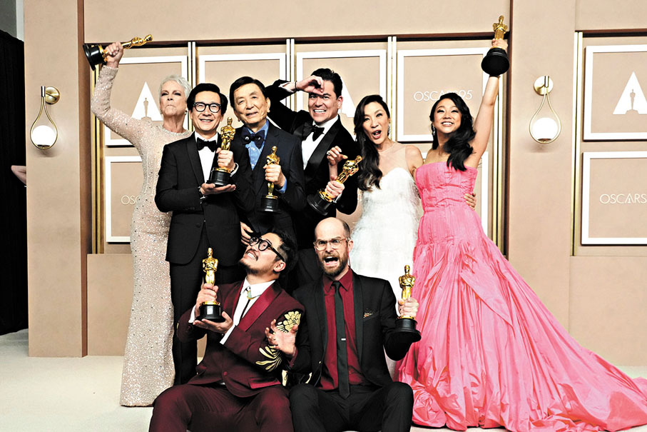 ◆珍美李寇蒂斯、關繼威與楊紫瓊（後排右2）今年將再登奧斯卡。 資料圖片