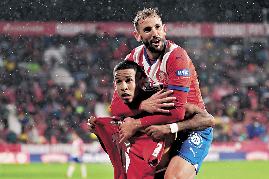 ◆沙維奧摩里拉(左)補時連入兩球。  法新社