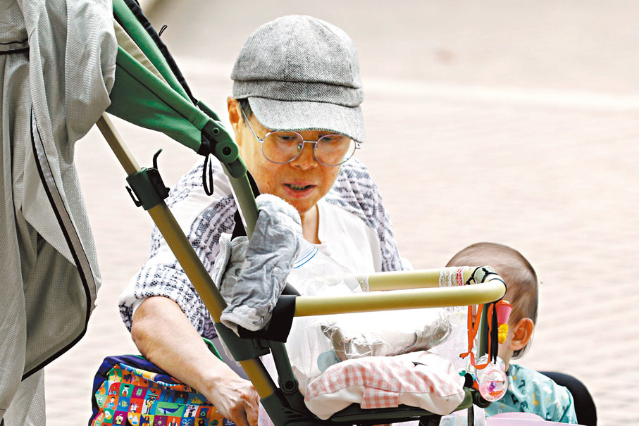 郭女士：我還剩一個月就夠年齡可以領取長者醫療券，希望政府進一步提高長者醫療券的額度，讓長者用來檢查眼睛、牙齒。