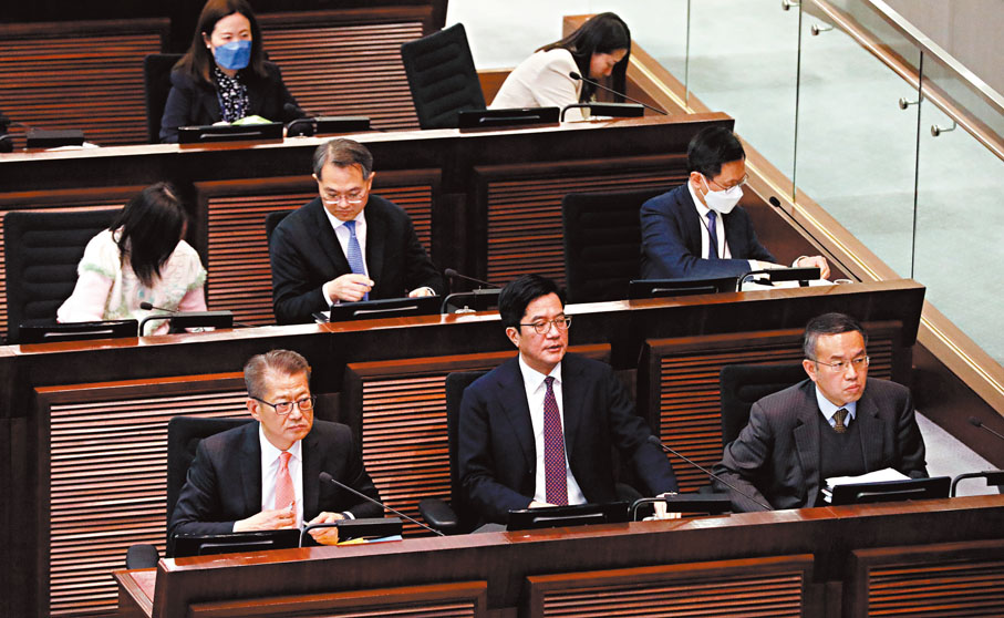 ◆陳茂波（前排左一）昨赴立法會解答今年財政預算案。 香港文匯報記者萬霜靈 攝
