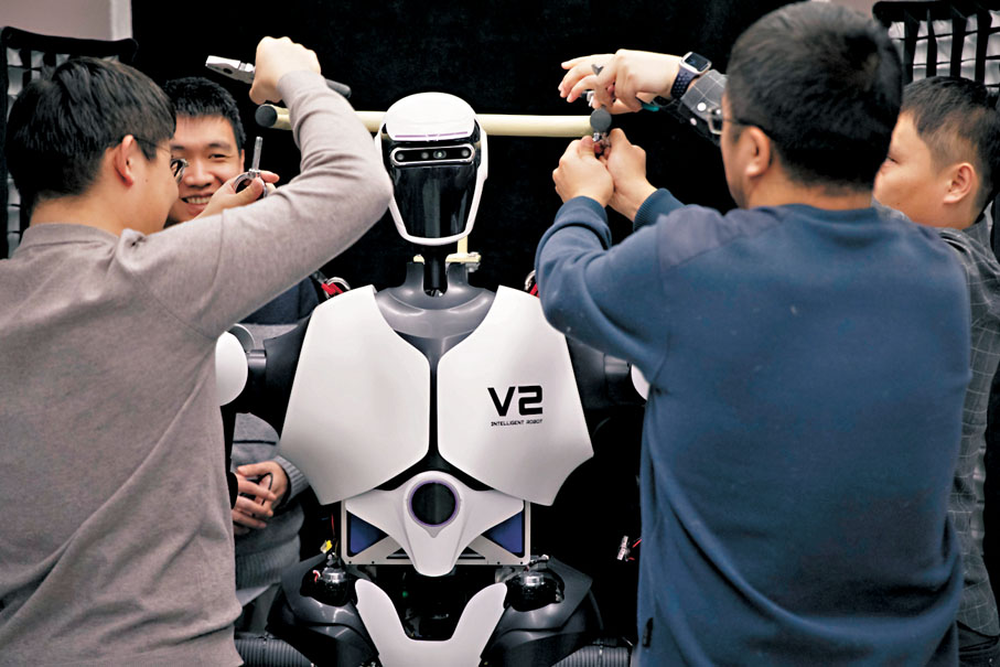 ◆1月31日，人形機械人攻關團隊科研人員在多模態人工智能系統全國重點實驗室調試機械人。 新華社
