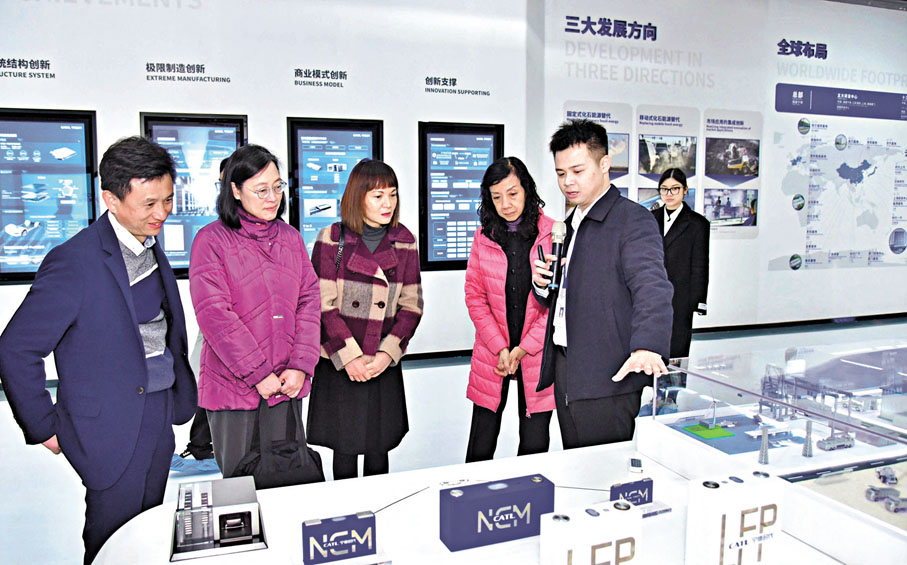 ◆陳潔玲（左三）考察一家新能源科技企業，了解行業的業務和發展計劃。