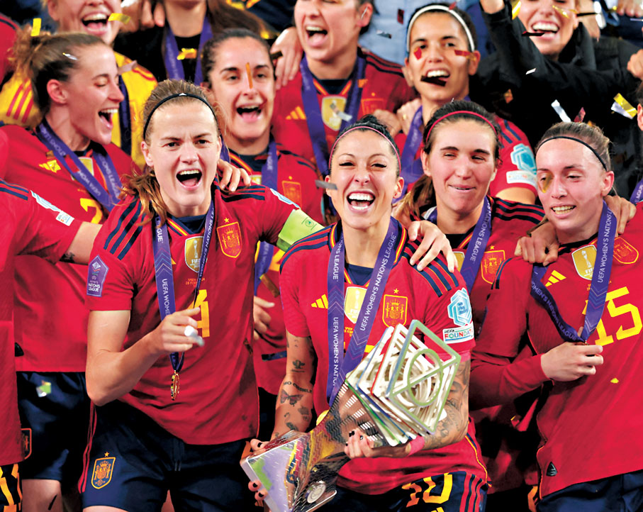 ◆靴莫素帶領西班牙女足捧起獎盃。  路透社