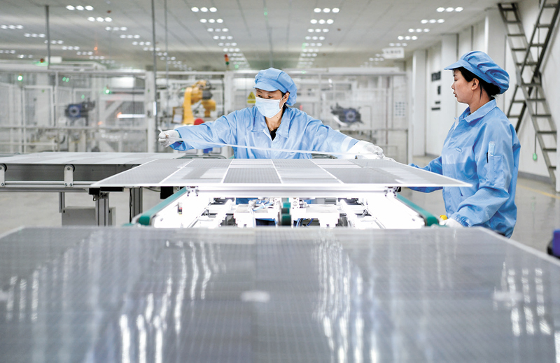 ◆習近平指出，要適應能源轉型需要，進一步建設好新能源基礎設施網絡。圖為貴州一家新能源有限公司中，工人正在生產太陽能光伏組件。 資料圖片